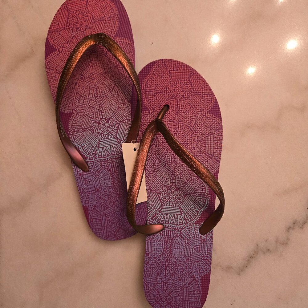 /Women's Purple & Pink Patterned Flip Flops - Size 8/9